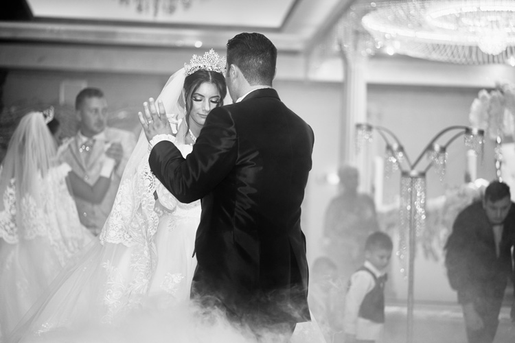 Brautpaar beim emotionalen ersten Hochzeitstanz im Bodennebel (Schwarz-Weiß). Eure authentische Hochzeitsfotografin für Speyer und Stuttgart – Ja Momente.