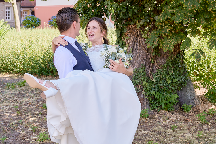 images/Freie%20Trauung/Anne-Eduard/Brautpaar-Portrait-Anne-Eduard.png#joomlaImage://local-images/Freie Trauung/Anne-Eduard/Brautpaar-Portrait-Anne-Eduard.png?width=750&height=500