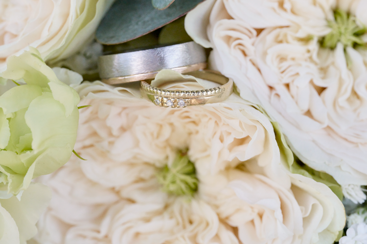 images/Freie%20Trauung/Anne-Eduard/Brautstrauss-Eheringe-Anne-Eduard.png#joomlaImage://local-images/Freie Trauung/Anne-Eduard/Brautstrauss-Eheringe-Anne-Eduard.png?width=750&height=500