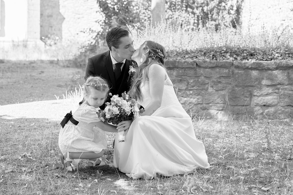 images/Freie%20Trauung/Anne-Eduard/Hochzeitsportrait-Zeitkapsel-B-W.png#joomlaImage://local-images/Freie Trauung/Anne-Eduard/Hochzeitsportrait-Zeitkapsel-B-W.png?width=1200&height=800