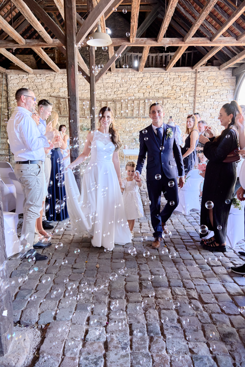 images/Freie%20Trauung/Anne-Eduard/Seifenblasen-Auszug-Gaeste.png#joomlaImage://local-images/Freie Trauung/Anne-Eduard/Seifenblasen-Auszug-Gaeste.png?width=500&height=750