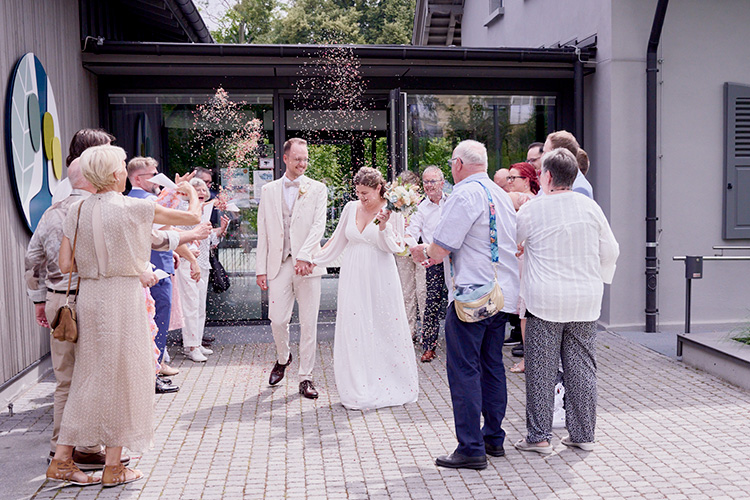 Hochzeitsfotografin Pfalz - Varenia und Tobias im Blütenschauer